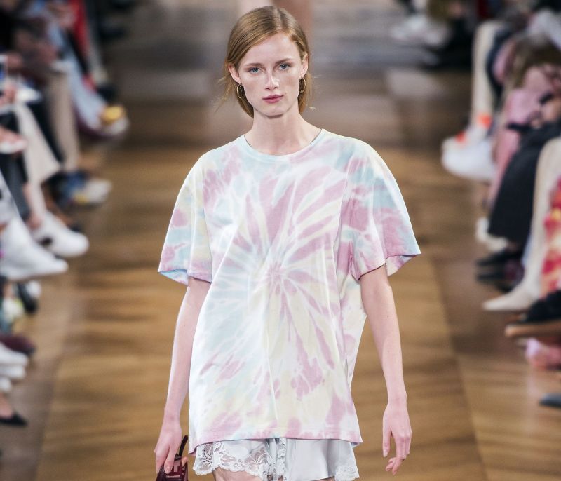 Fashion DIY: Φτιάξε ένα tie-dye T-shirt χρησιμοποιώντας λίγο… πάγο (video)