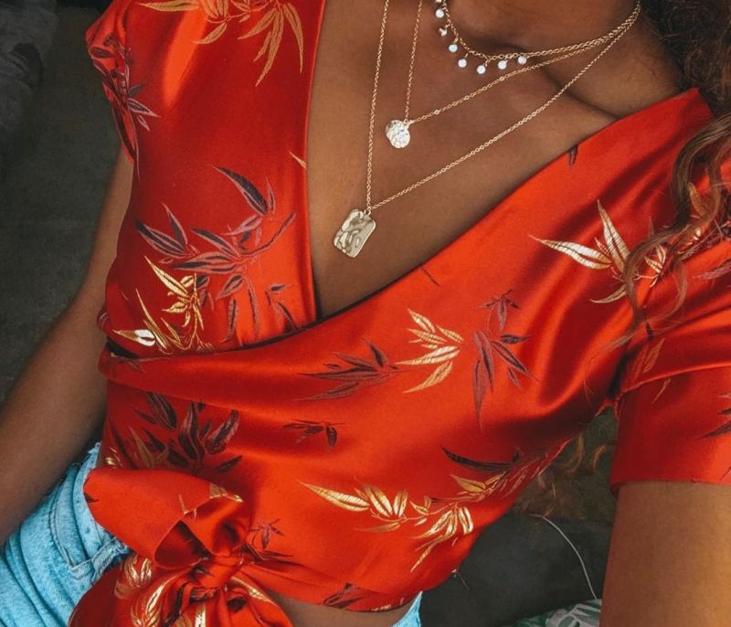 Fashion DIY: Μετάτρεψε ένα T-shirt σε κομψό wrap top (video)