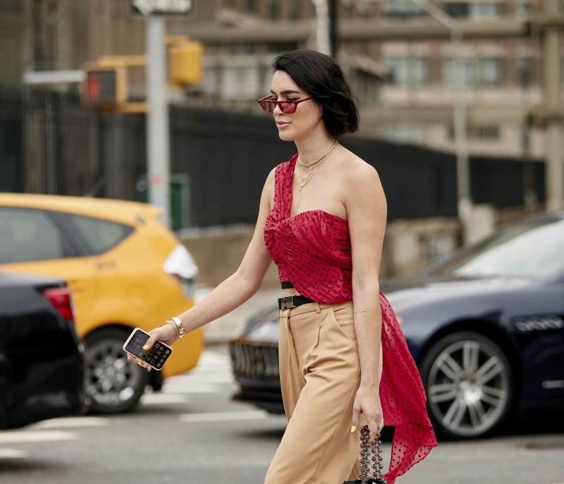 Fashion DIY: Φτιάξε ένα κομψό one shoulder top (video)