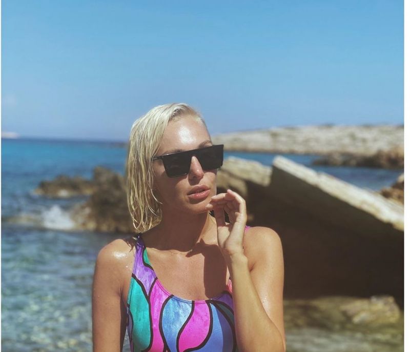 Η Τάμτα κάνει μια δυνατή, στυλιστική πρόταση με το ολόσωμο μαγιό της