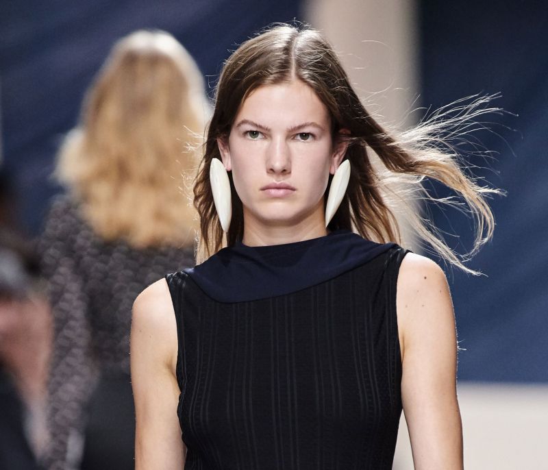 Statement Earrings: Βρήκαμε τα πιο εντυπωσιακά κοσμήματα του φετινού καλοκαιριού