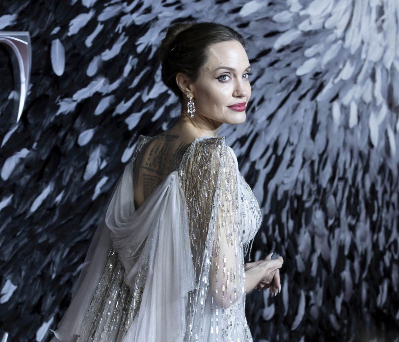 Η Angelina Jolie και το φόρεμά της διδάσκει στυλ με αέρα… αρχαιοελληνικό