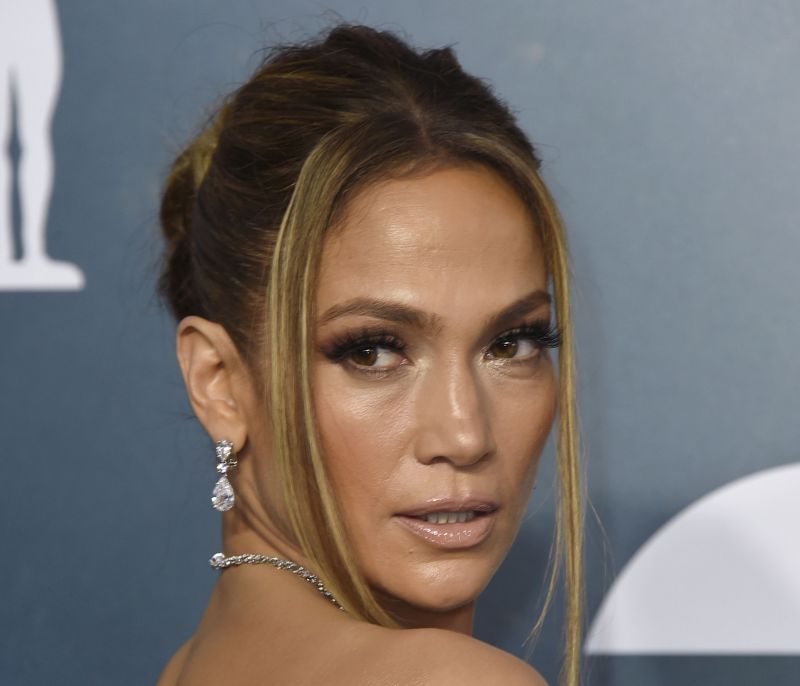 Η JLo γίνεται 51 κι εμείς θυμόμαστε τα πιο εντυπωσιακά hairlooks της