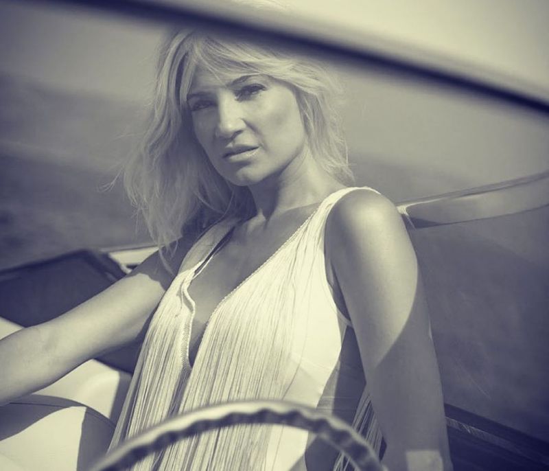 Challenge Accepted Instagram: Γιατί οι celebs ποστάρουν ασπρόμαυρες φώτος