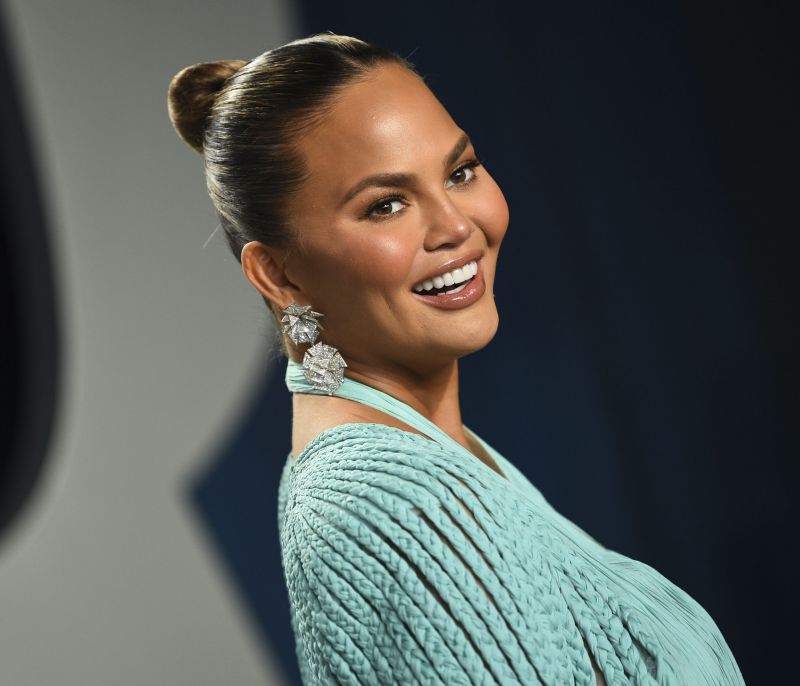 Το νέο haircut της Chrissy Teigen είναι η αλλαγή που χρειαζόσουν τόσο καιρό