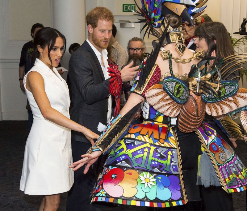 Meghan Markle: Ένα κολιέ την έκανε να τσακωθεί με τους royal βοηθούς