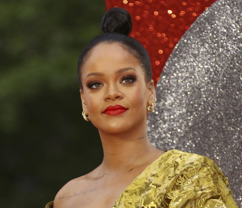 Η Rihanna σου δείχνει πώς να φορέσεις το δερμάτινο φόρεμα τον Αύγουστο
