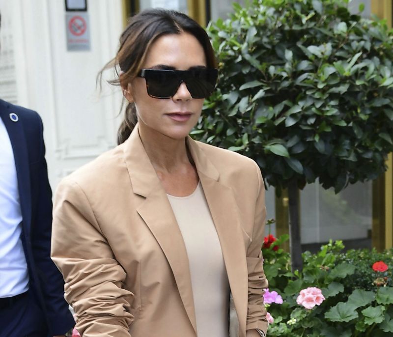 Το cool σύνολο της Victoria Beckham είναι ό,τι χρειάζεσαι τον Αύγουστο