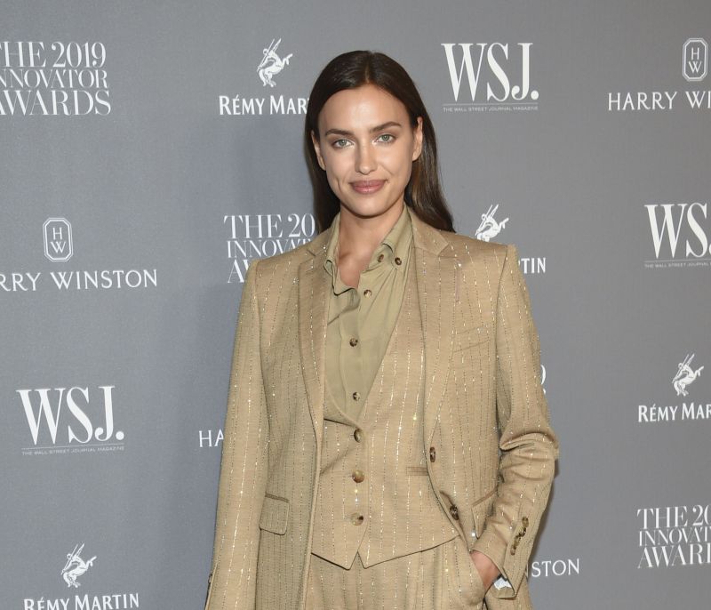 Η Irina Shayk με το απόλυτο μεταβατικό look για να υποδεχθείς το φθινόπωρο