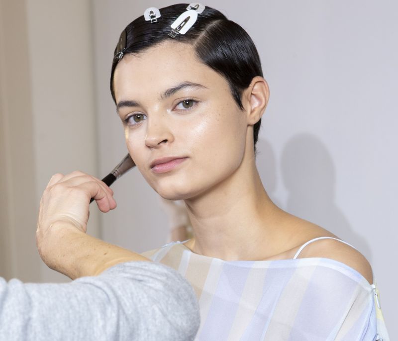 Dolphin Skin: Η νέα τεχνική highlighter χαρίζει την πιο λαμπερή επιδερμίδα