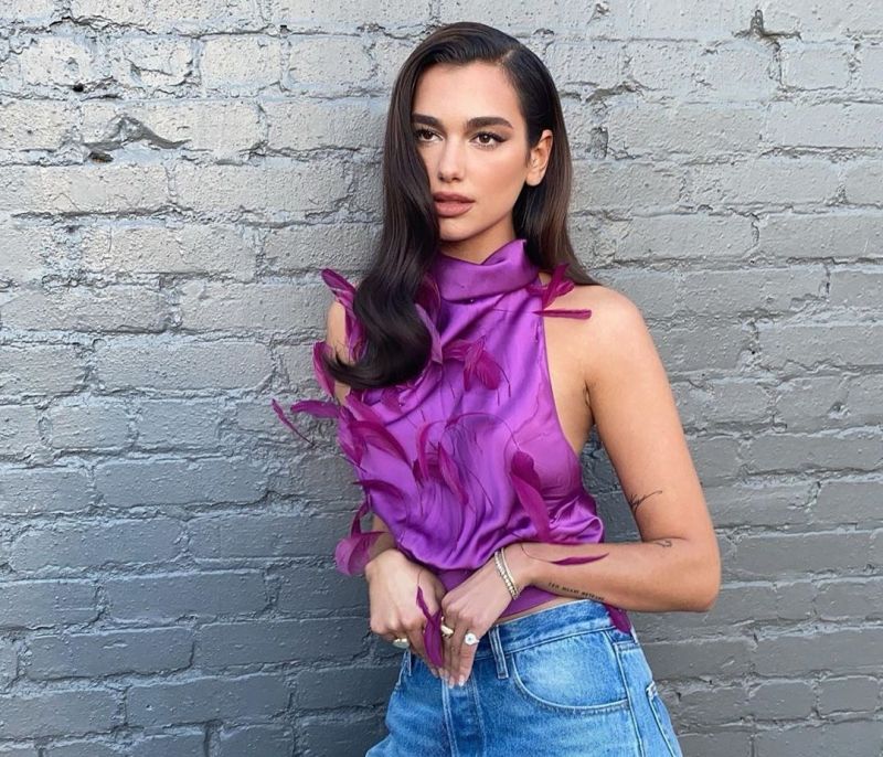 Το καλοκαιρινό πανωφόρι της Dua Lipa θα σου χρησιμεύσει και το φθινόπωρο