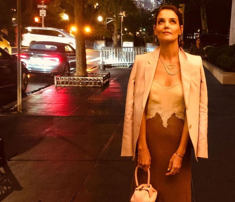H Katie Holmes είναι το νέο είδος Influencer που αποτυπώνει καλύτερα από κάθε άλλη το city style