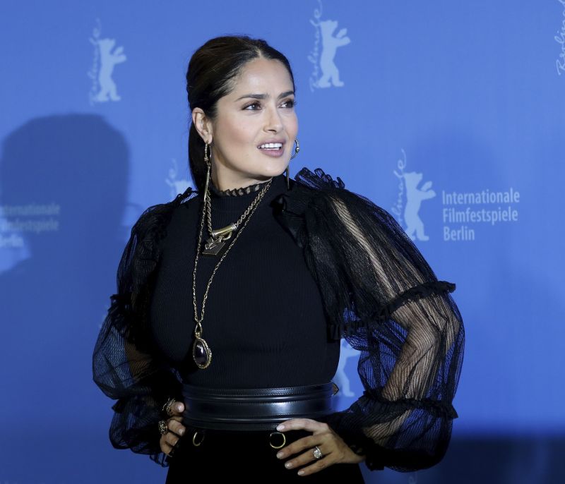 H σέξι Salma Hayek χορεύει και σπάει πιάτα στην... Πάρο (video)