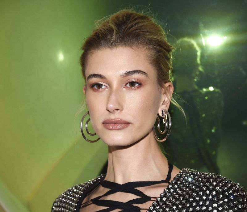 Αυτό είναι το απόλυτο μυστικό της Hailey Bieber για λαμπερή επιδερμίδα