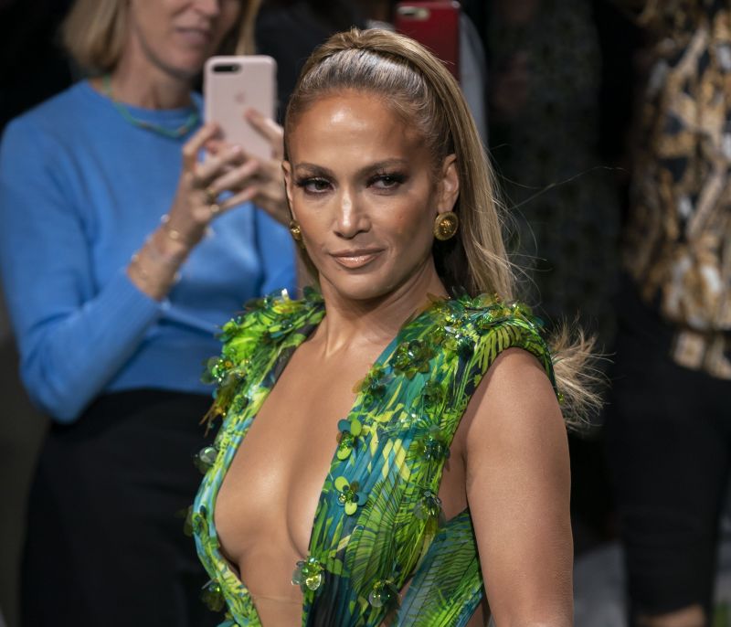 Αυτό το Versace κομμάτι φορούν όλες οι celebrities