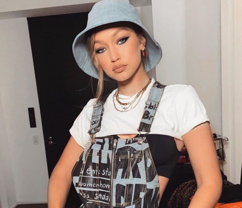 The Bucket Hat: Πώς φορούν οι celebrities το πιο δημοφιλές στυλ καπέλου;