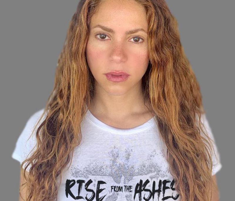 H Shakira ποζάρει με μοβ μπικίνι και έχει γλουτούς που ζαλίζουν