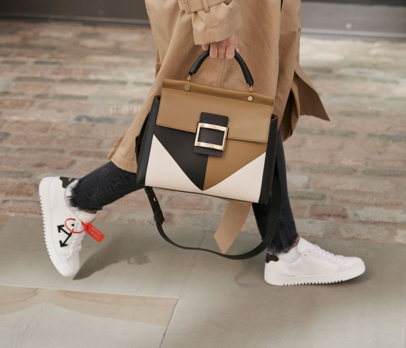 10 updated τρόποι να φορέσεις τα sneakers σου το φθινόπωρο