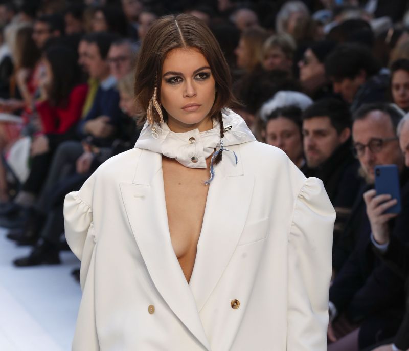 Πρέπει να δοκιμάσεις κι εσύ το blazer trend που φόρεσε η Kaia Gerber