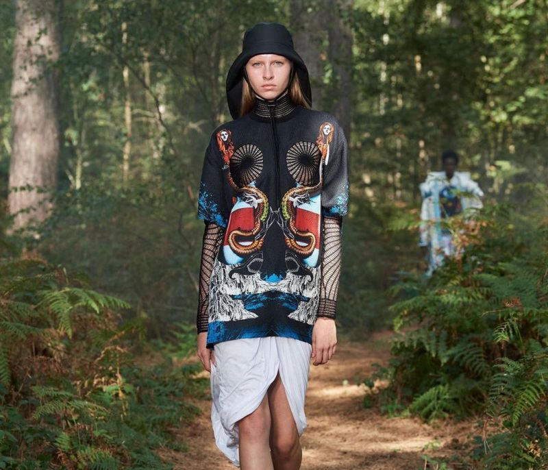 Into the Woods: O Oίκος Burberry μας δείχνει πώς αποκτά ενδιαφέρον ένας περίπατος στο δάσος