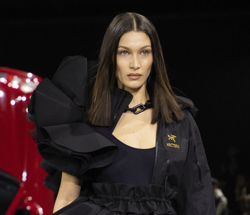 Η Bella Hadid μόλις φόρεσε το απόλυτο knitwear trend του φθινοπώρου