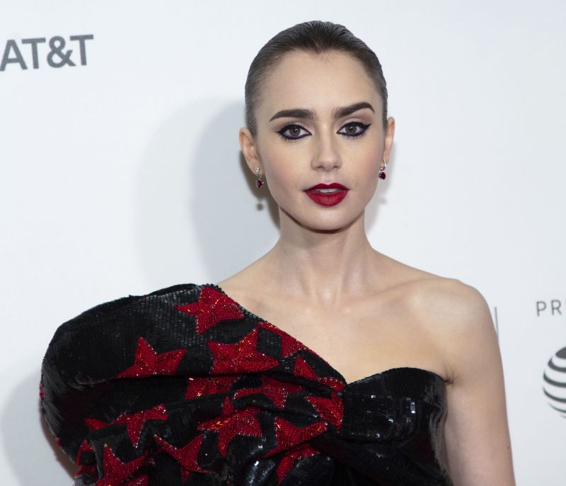 Στη Lily Collins ταιριάζουν όλα- μα όλα- τα χρώματα κραγιόν