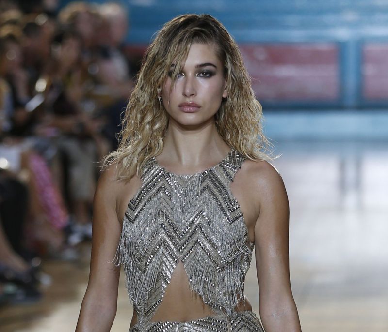 Η Hailey Bieber μόλις υιοθέτησε την πιο hot απόχρωση για τα ξανθά μαλλιά