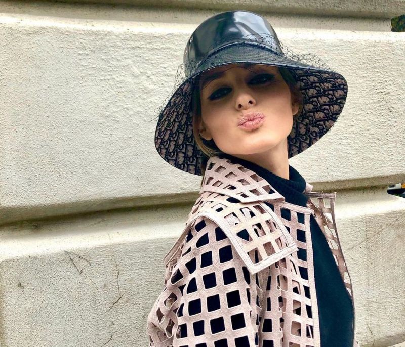 H Olivia Palermo φοράει την ιδανική απόχρωση για αυτόν τον φθινοπωρινό καιρό