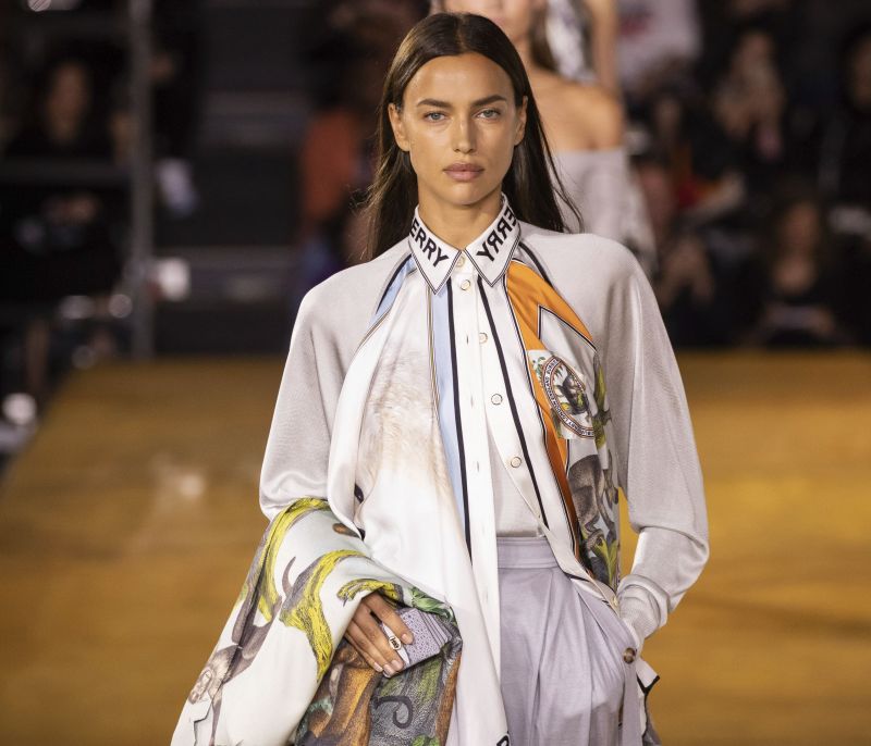 Η Irina Shayk έβαλε τη φούστα που θα φοράμε όλες αυτό το φθινόπωρο