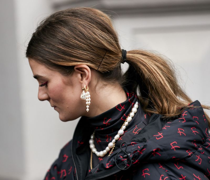 Bold Earrings: 10 ζευγάρια σκουλαρίκια που θα αναβαθμίσουν όλα τα φθινοπωρινά σου σύνολα