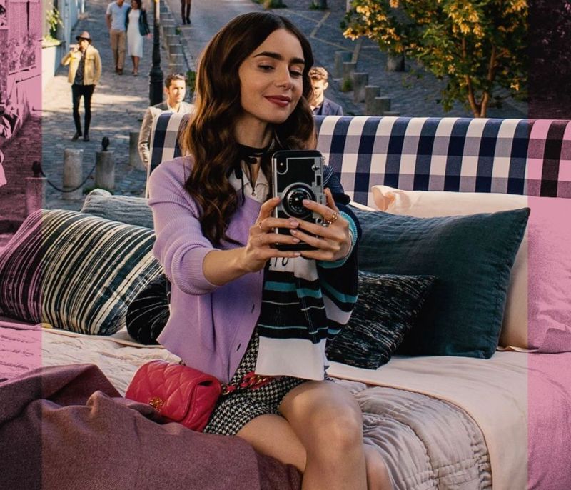 «Emily in Paris»: Η αποκάλυψη της Lily Collins και οι αμέτρητες αντιδράσεις από τους φανς της σειράς