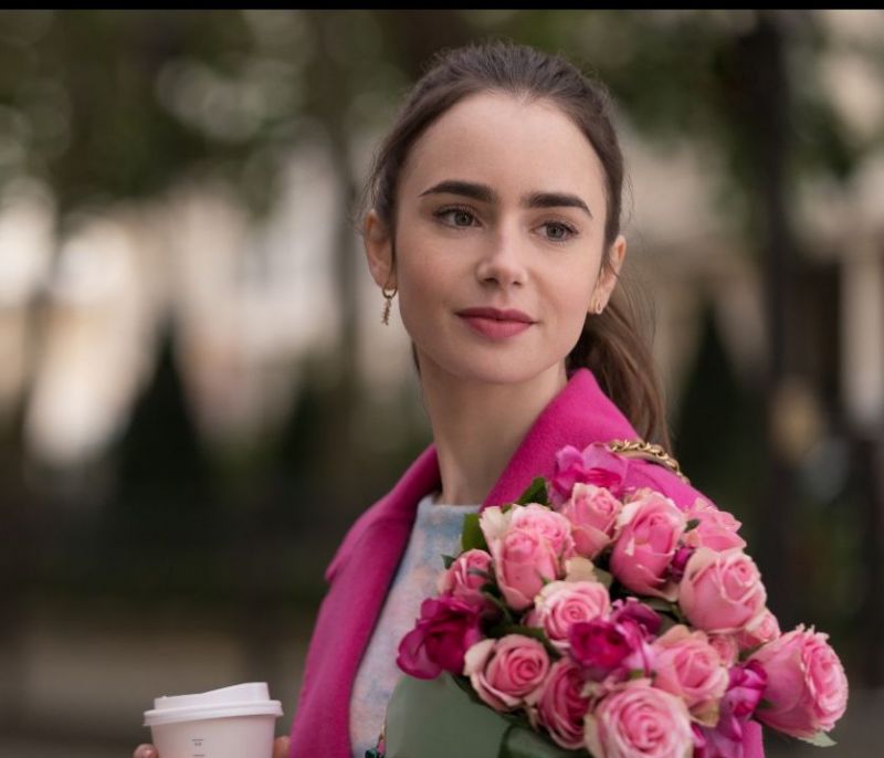 Στη σειρά «Emily in Paris» θα δεις όλα τα χρώματα που πρέπει να φοράμε το 2020