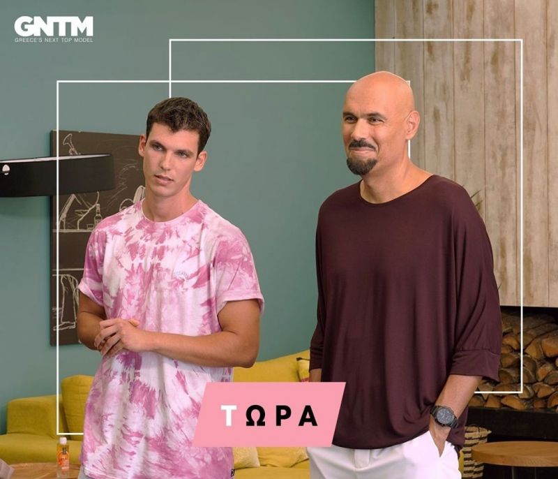 GNTM 3: Ο Βασίλης Μίχας «εισβάλλει» στο σπίτι & το Τwitter σχολιάζει τις polaroid του Αιμιλιάνο