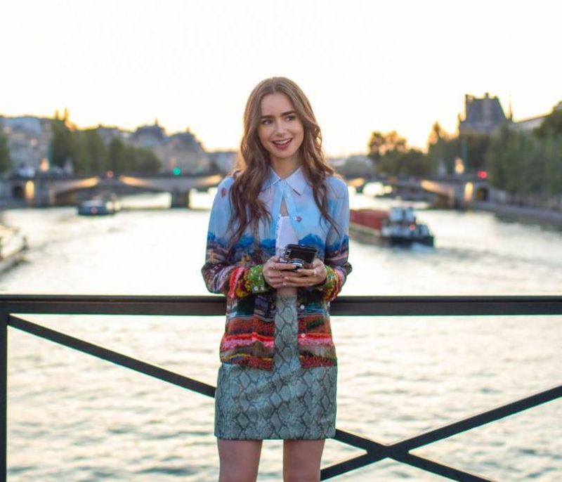 Όλα τα σύνολα που άλλαξε η Lily Collins, στο «Emily in Paris», σε ένα video