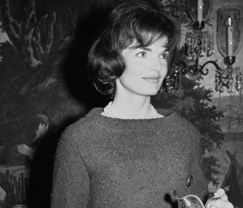 Το 60s trend της Jackie Kennedy είναι το αξεσουάρ που δε θα αποχωρίζεσαι