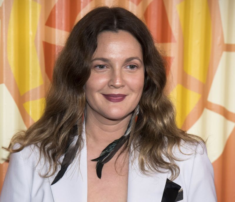 Αυτό είναι το μυστικό της Drew Barrymore για τέλεια κυματιστά μαλλιά