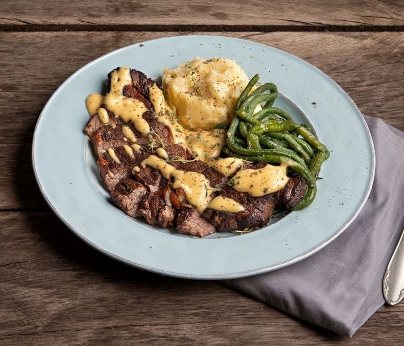 Καπνιστή μοσχαρίσια μπριζόλα με σάλτσα hollandaise