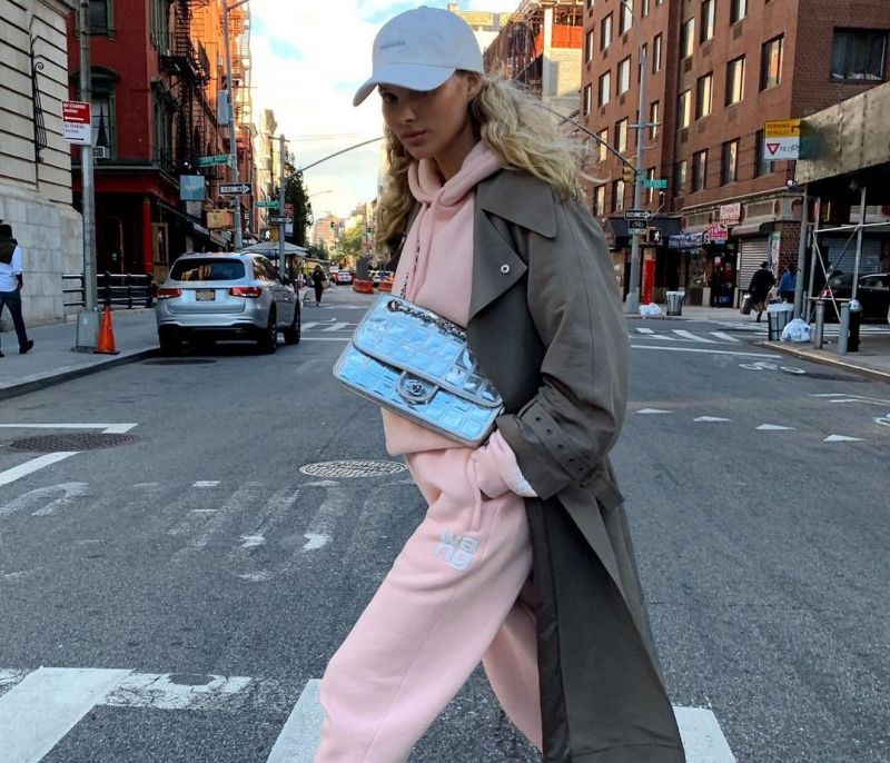 Κι όμως, όλοι οι celebrities φοράνε το ίδιο outfit αυτούς τους μήνες