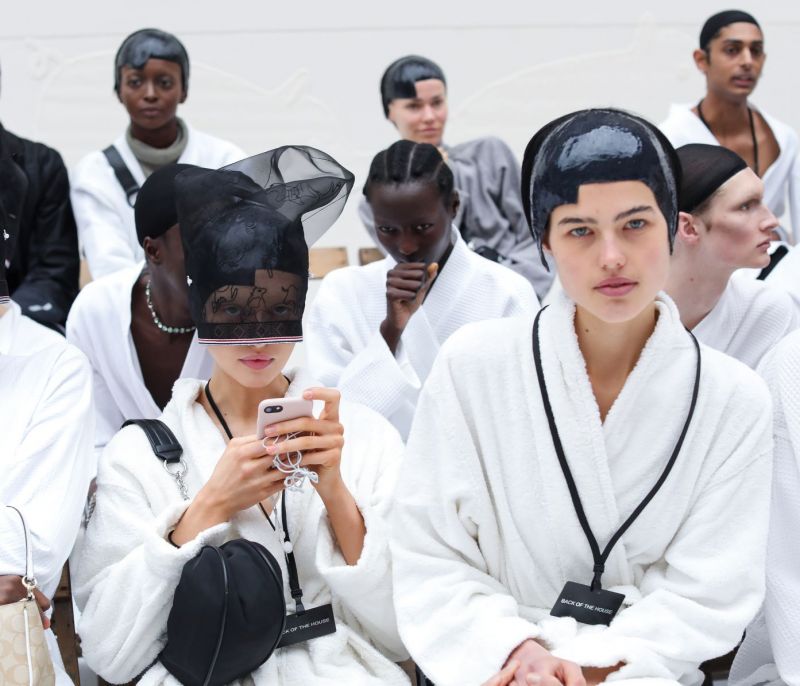 Τρυπώσαμε στα παρασκήνια του show του Thom Browne με τον Eugene Souleiman και τη Wella Professionals