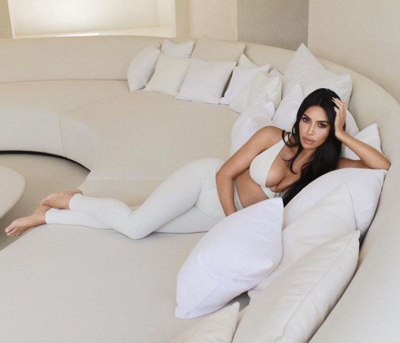 Aν κάποια ξέρει πώς να είναι sexy και με homewear αυτή είναι σίγουρα η Kim Kardashian (video)