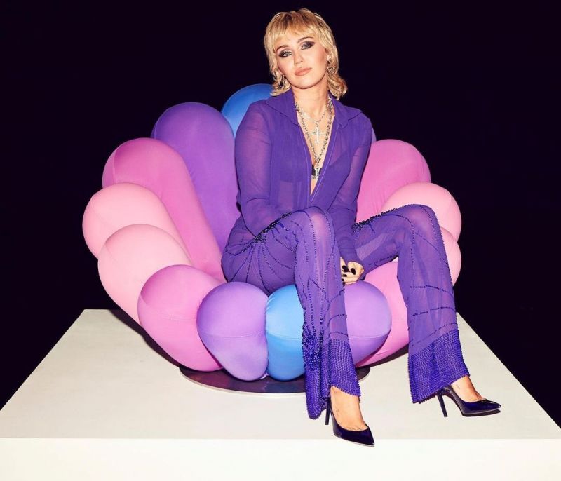 Το τερμάτισε: Η Miley Cyrus ποζάρει topless στην πιο προκλητική ίσως φωτό της