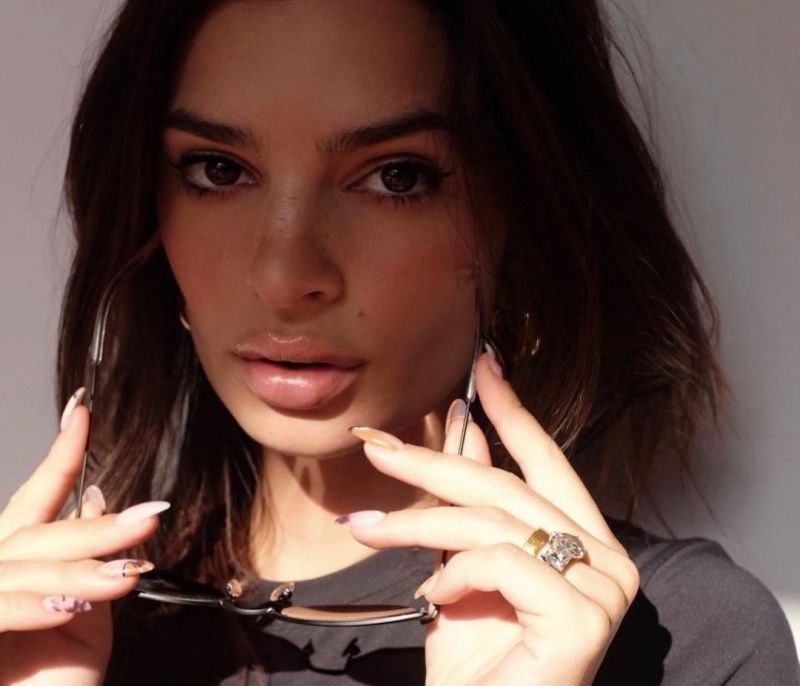 Έχεις δει πόσο έχει φουσκώσει τελευταία η Emily Ratajkowski;