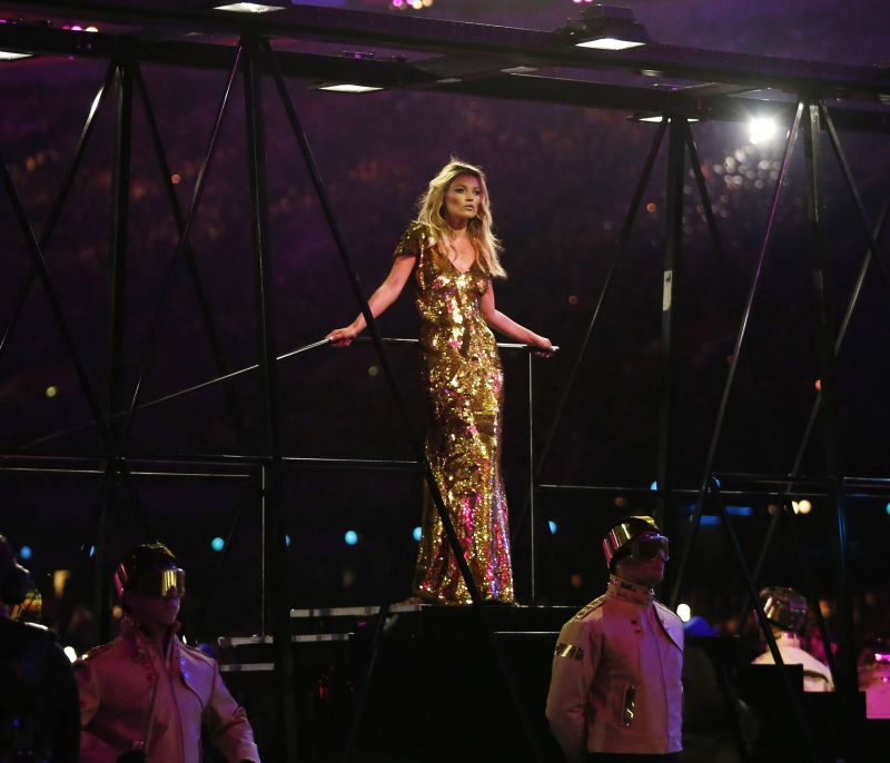 6 outfits που αποδεικνύουν ότι η Kate Moss είναι το απόλυτο party girl