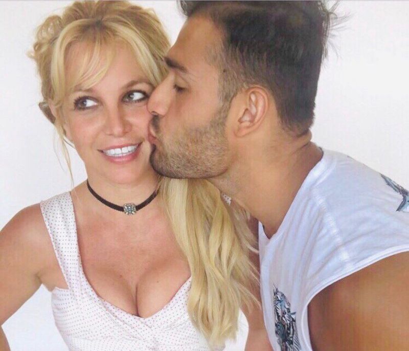 Ο σύντροφος της Britney Spears βγήκε θετικός στον κορονοϊό