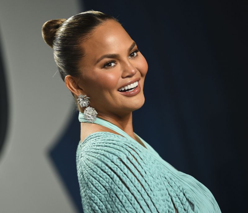 Το skincare tip της Chrissy Teigen για να μη βγάζει σπυράκια από τη μάσκα προστασίας