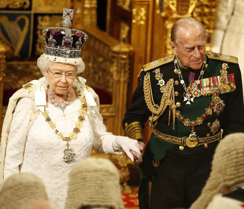 Εμβόλιο για COVID στο βασιλικό παλάτι: Ποιοι royals το έκαναν πρώτοι;