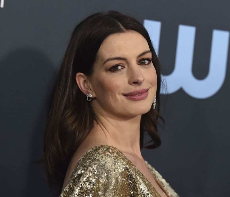 Η Anne Hathaway μόλις έκανε το απόλυτο κούρεμα του φετινού χειμώνα