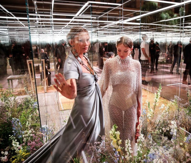 Fendi Couture Spring 2021: Όταν η μόδα επιστρέφει στις ρίζες της, γίνεται οικογενειακή υπόθεση