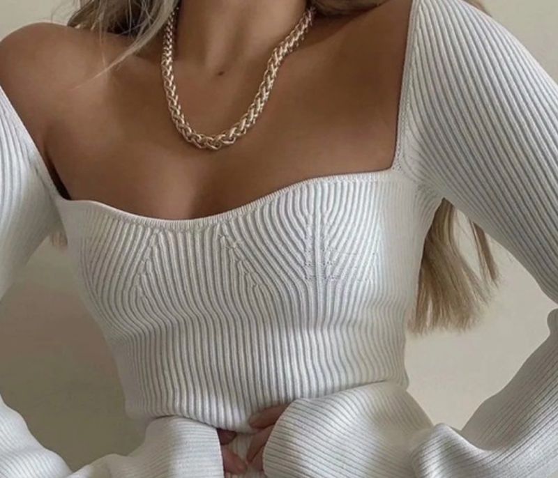Τα ribbed tops είναι η πιο stylish προσθήκη της γκαρνταρόμπας σου αυτή τη σεζόν