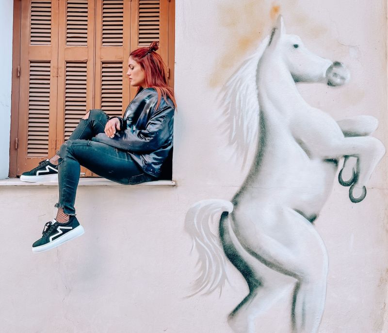 Τα νέα sneakers της Μαίρης Συνατσάκη είναι ό,τι πιο cool θα δεις φέτος